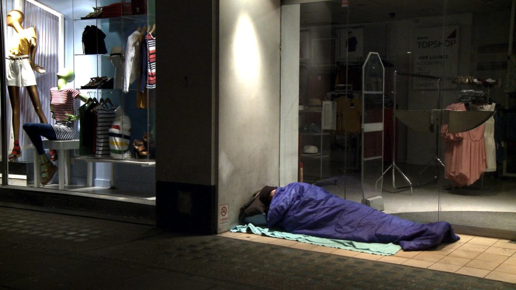 houseless shadow-vetrina