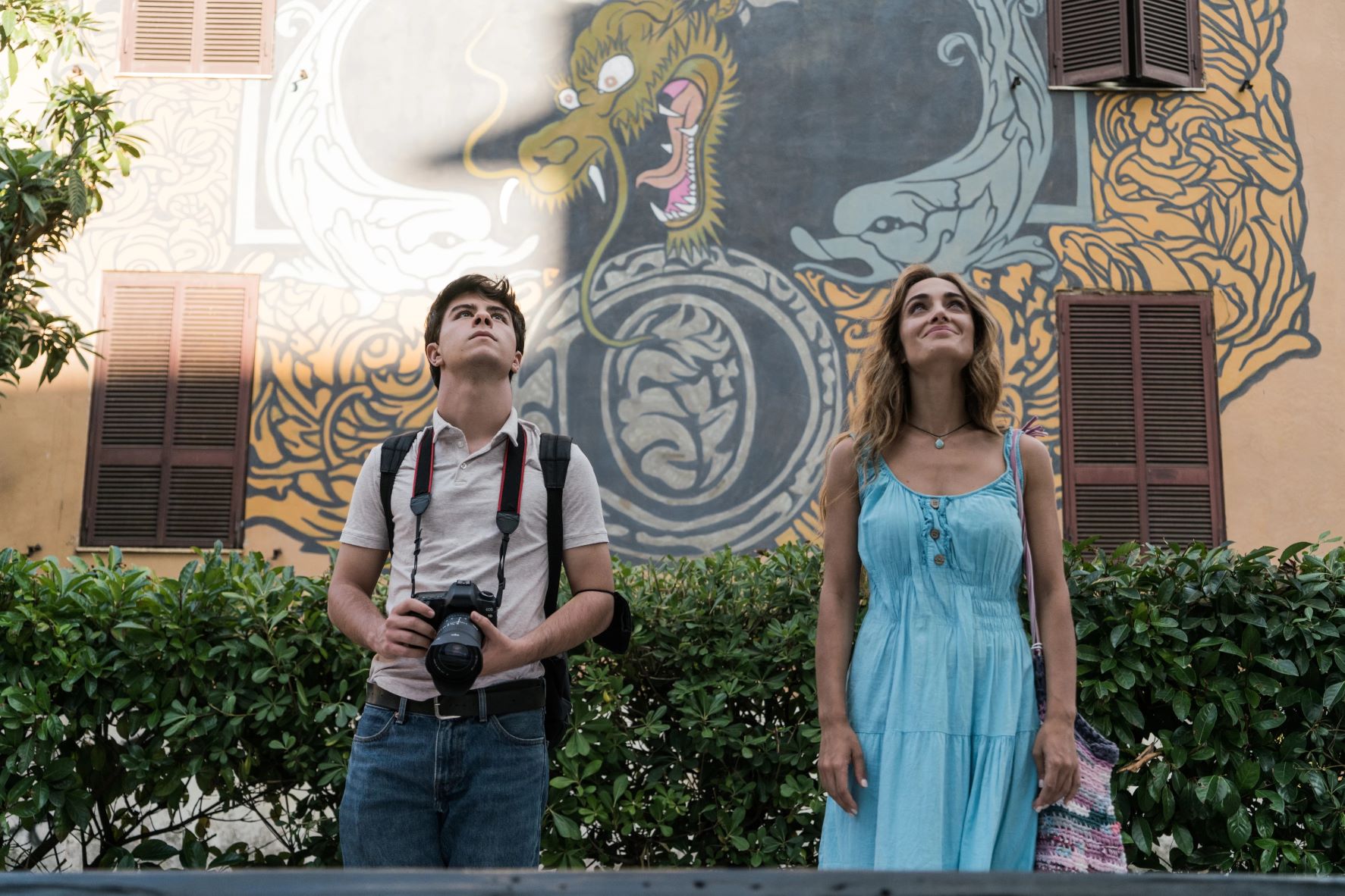 Diego (Francesco Ferrante) a sinistra e Tea (Denise Capezza) a destra guardano i murales