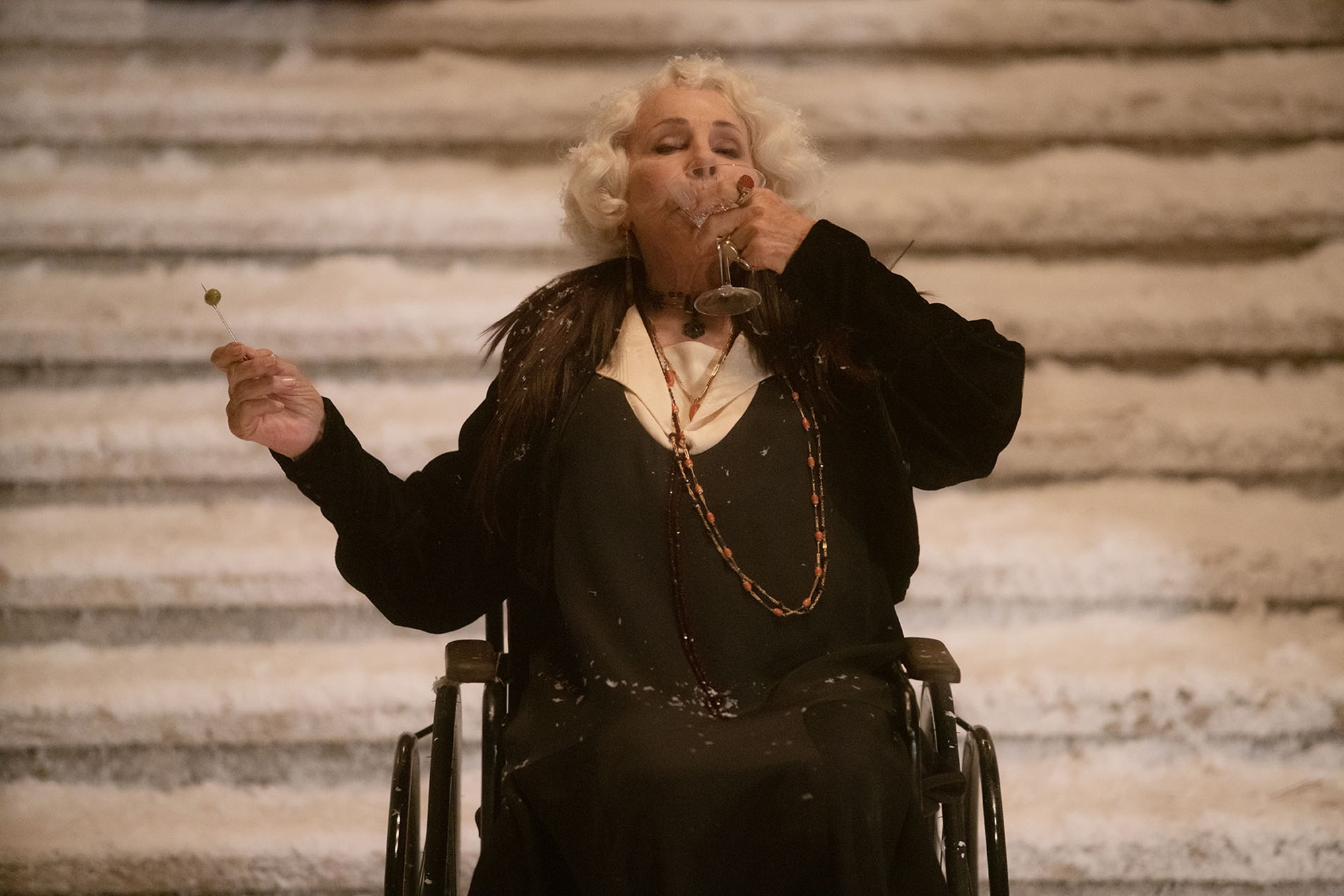 La nonna Rachele continua a bere