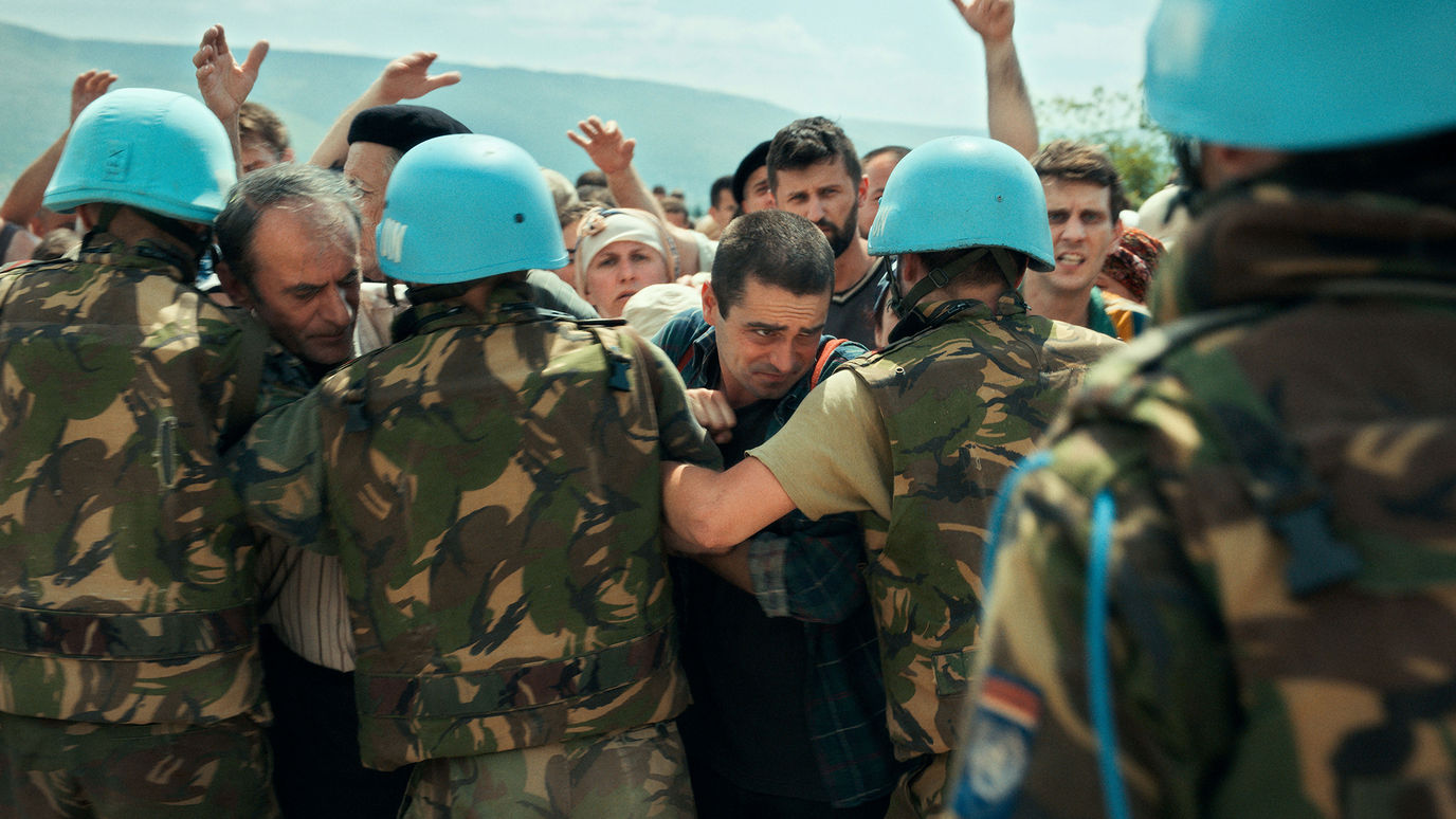 Nella folla dei bosniaci frenati dai caschi blu, spuntano marito e figlio di Aida