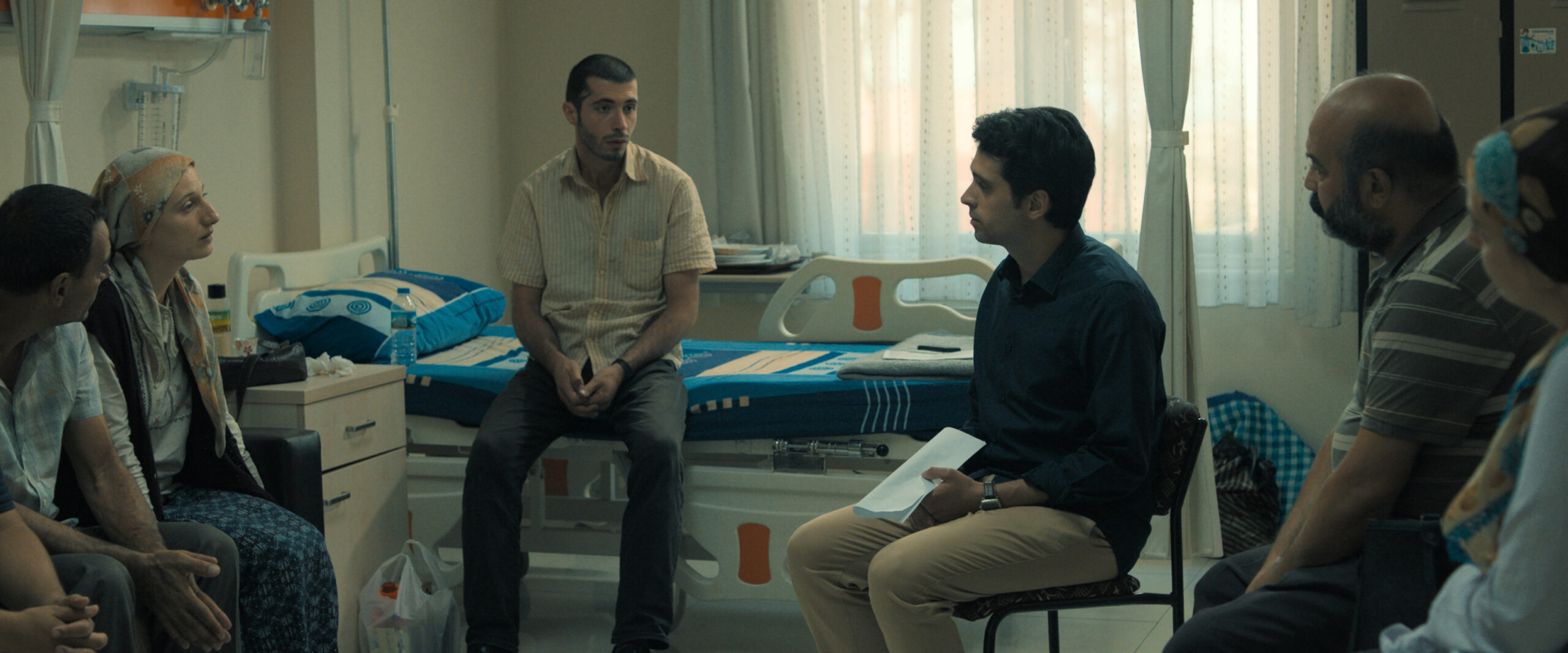 Between Two Dawns: Kadir in una complicata conversazione/trattativa con la famiglia di Murat in ospedale