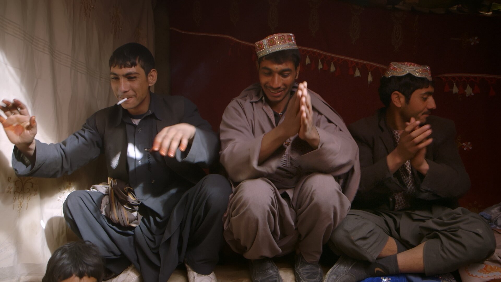 Tre canzoni per Benazir, una scena conviviale
