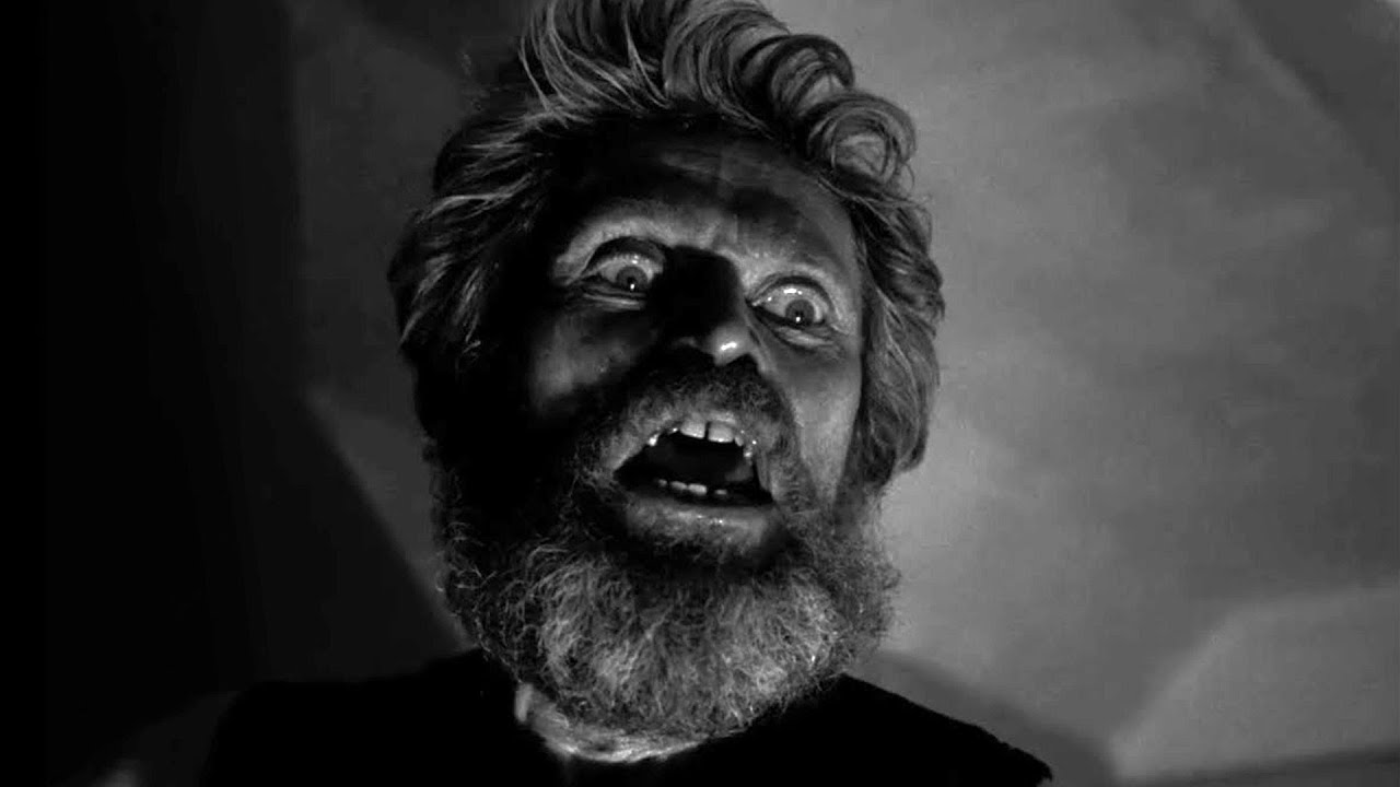 Willem Dafoe in una scena del film "The lighthouse" di Robert Eggers