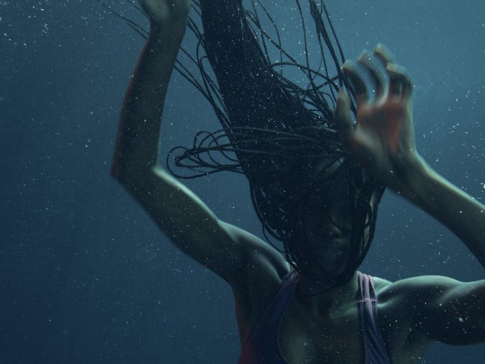 Aisha sott'acqua in una scena di Nanny
