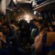 Gente in un autobus di notte