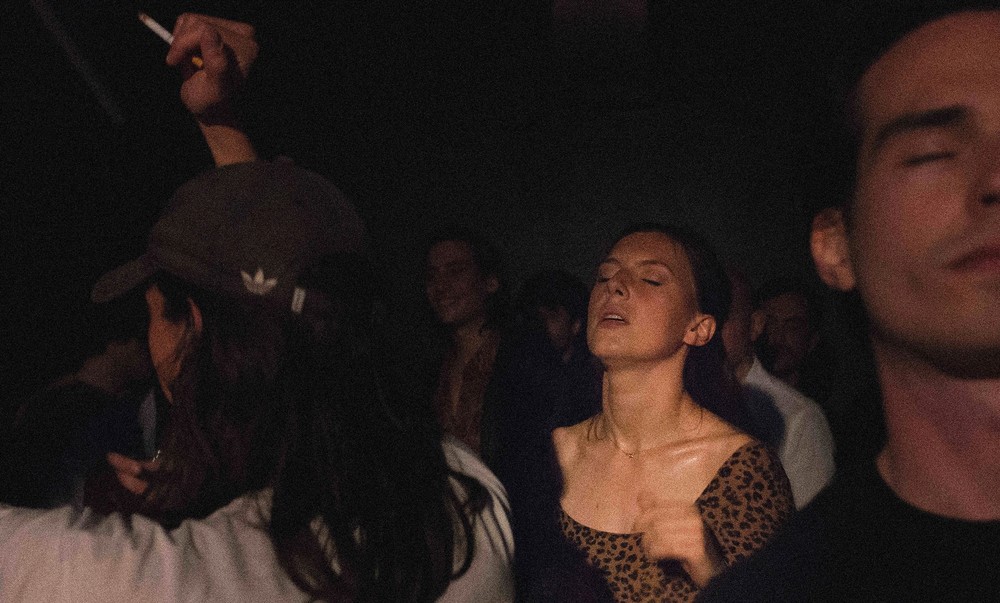 Persone ballano nel club