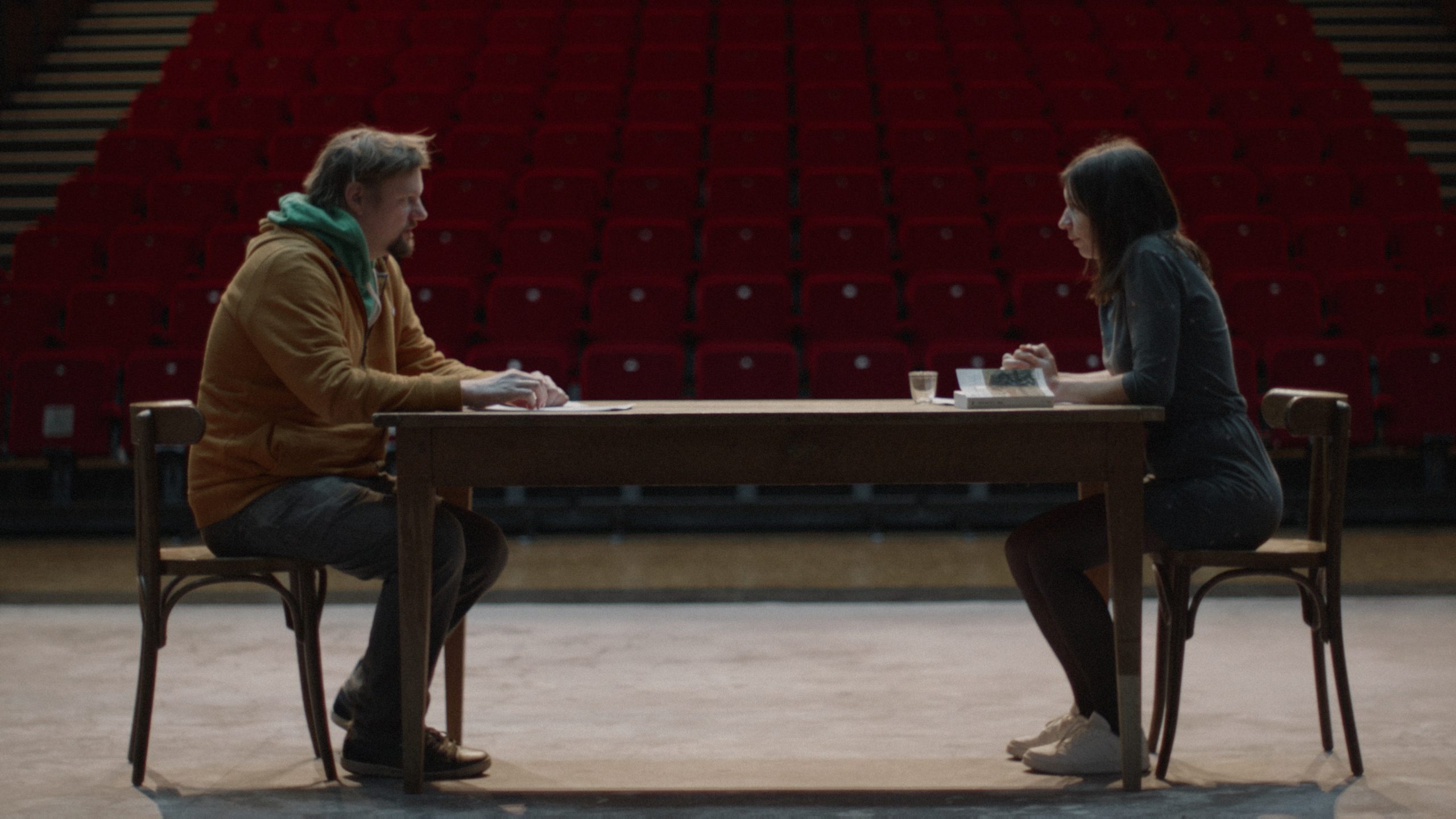 Benoit e Anne provano in un teatro vuoto