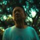 Jerry pensieroso sullo sfondo di alberi