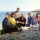 persone intorno alla spiaggia al sole