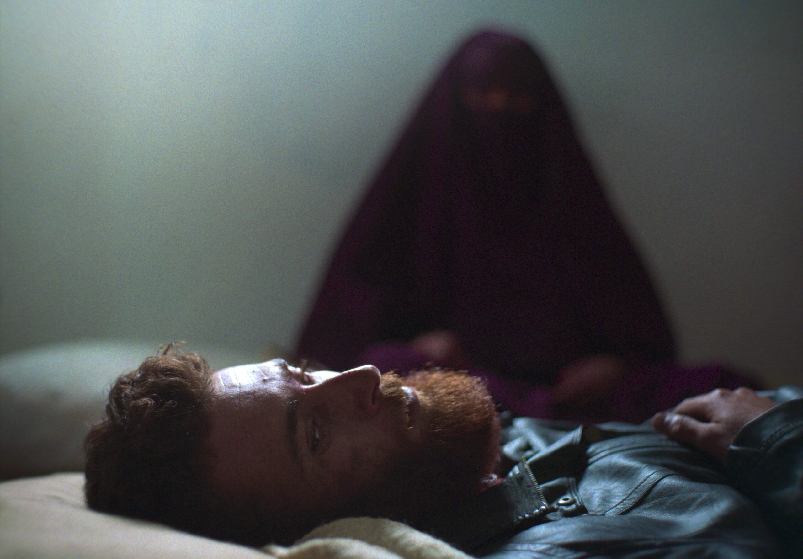 Who Do I Belong To - Malek Mechergui e, sotto il niqab, Dea Liane