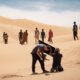 Matteo Garrone sul set di Io Capitano nel deserto.