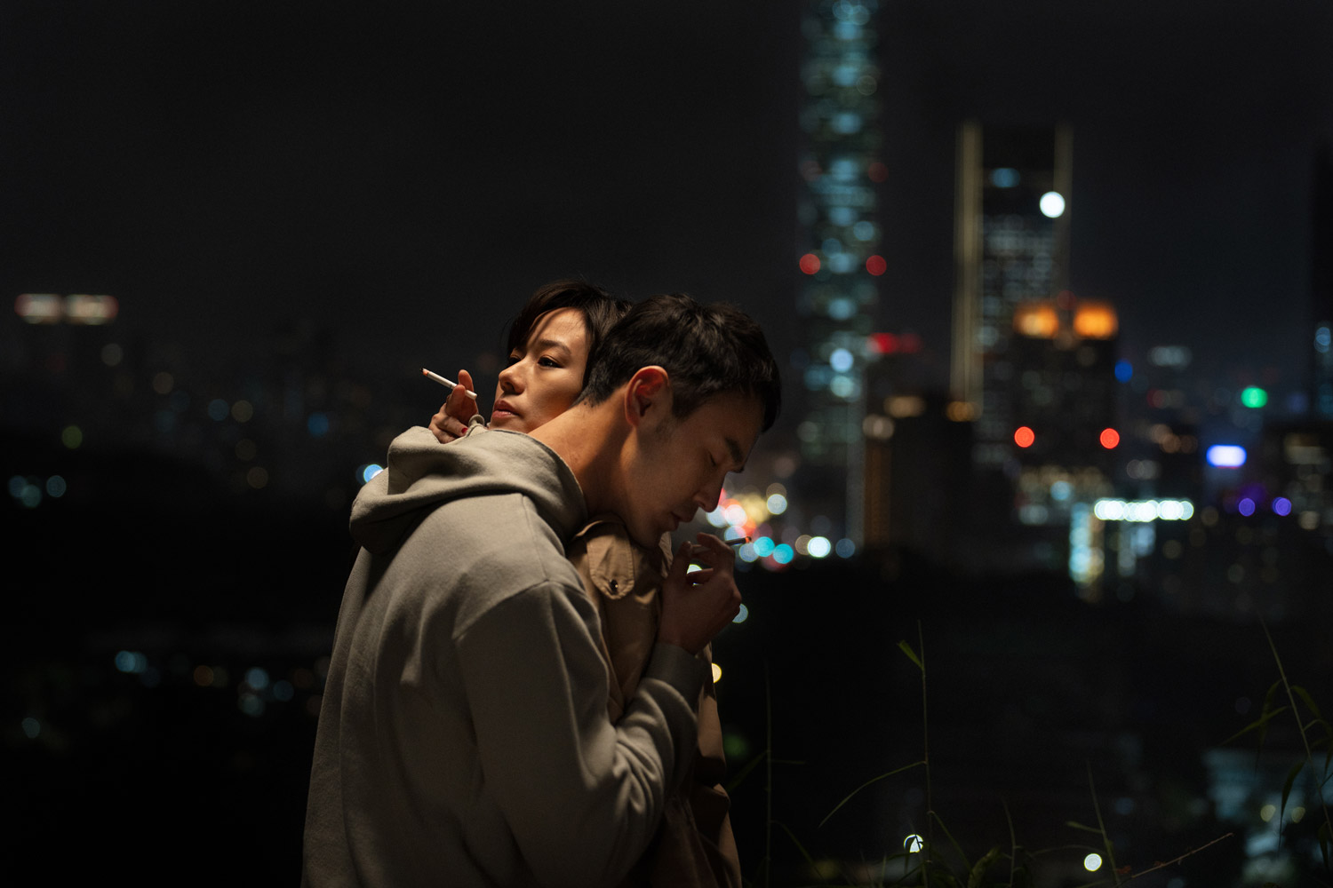 Tales of Taipei, un intenso abbraccio tra una donna e un uomo sullo sfondo della città