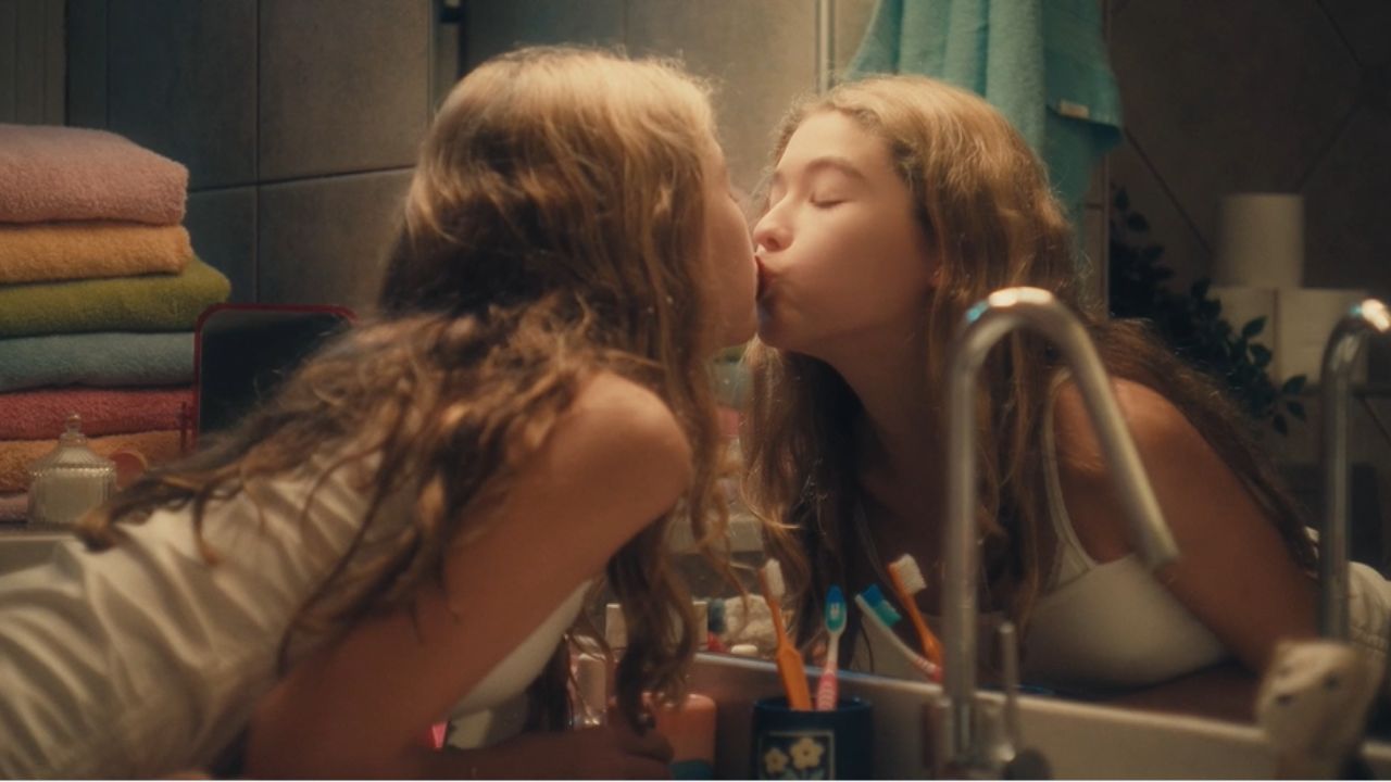 In 'Lip Virgin' una ragazzina fantastica su come sarà il suo primo bacio. La realtà però, così come l'amore, alle volte può essere spietata.