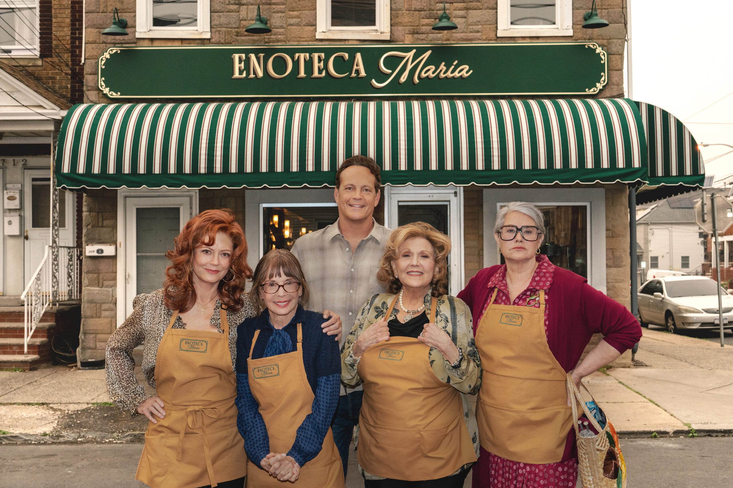 Su Netflix, la commedia Nonnas di Stephen Chbosky, tra sugo della domenica e storie da raccontare, è un inno al calore del legami e dei ricordi