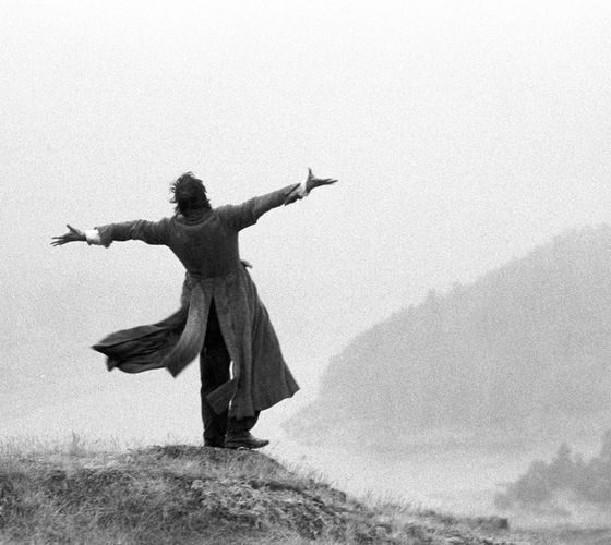 Uno splendido Richard E. Grant nel film che ha lanciato la sua carriera, tra amicizia e malinconia. Qui la recensione di 'Withnail & I'
