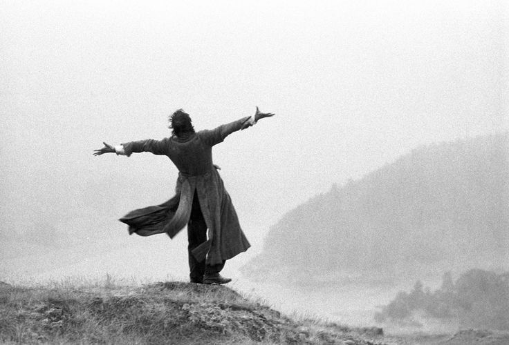 Uno splendido Richard E. Grant nel film che ha lanciato la sua carriera, tra amicizia e malinconia. Qui la recensione di 'Withnail & I'