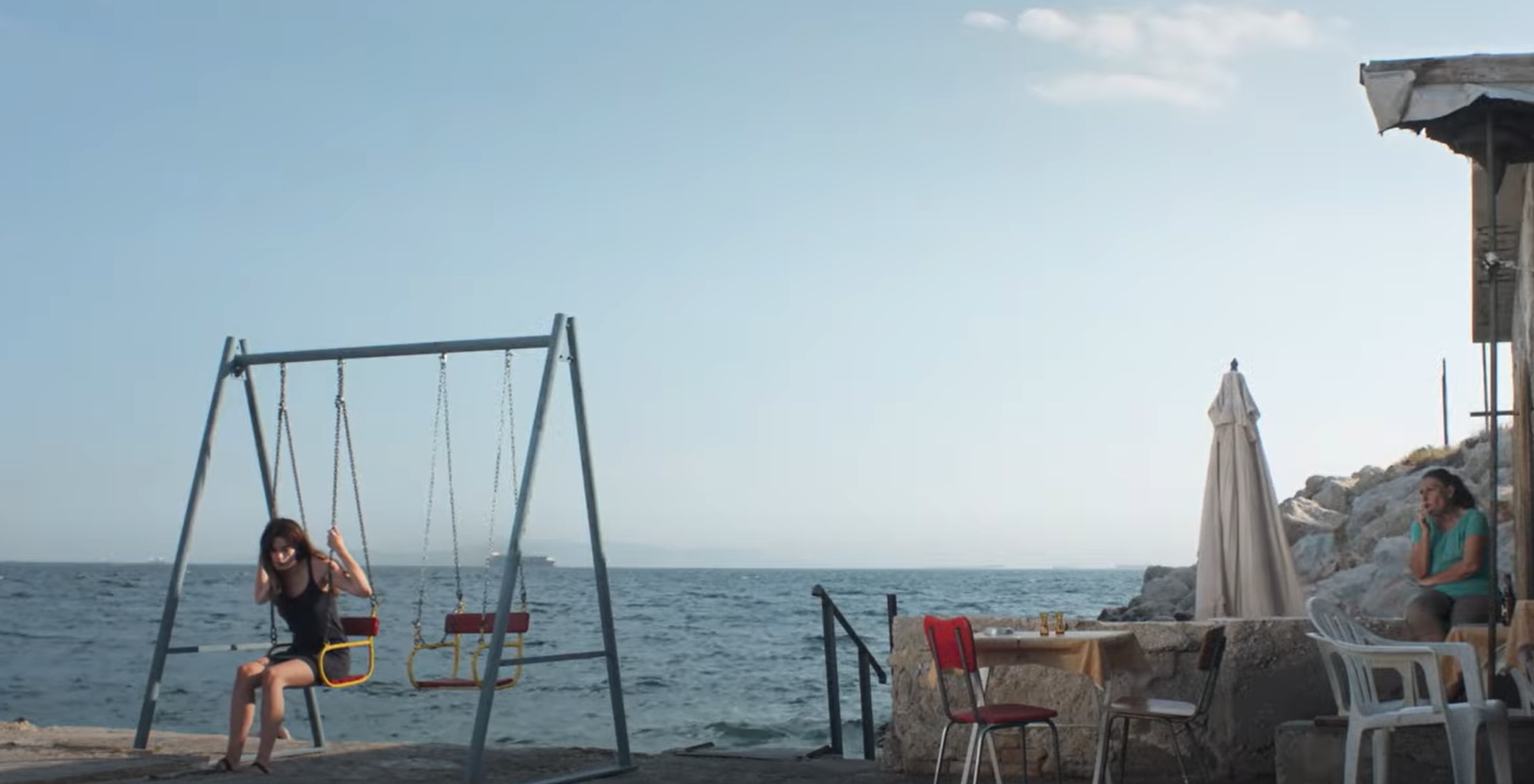 È online il trailer di Hot Milk, il film di formazione di Rebecca Lenkiewicz con Emma Mackey.