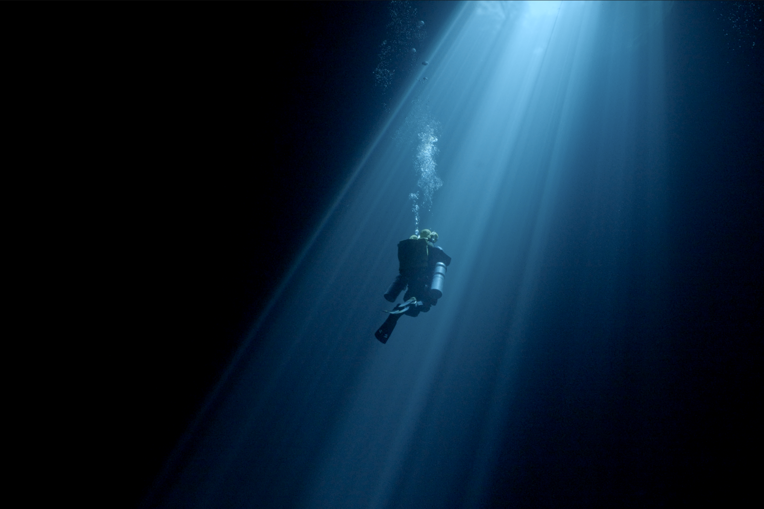 'Diving into the darkness' di Nays Baghai è la storia di una subacquea speleologa e del suo mondo tra rischio e passione. Al Riviera IFF 2025