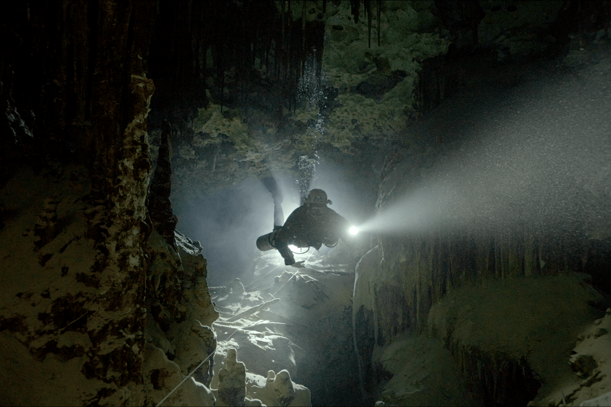 'Diving into the darkness' di Nays Baghai è la storia di una subacquea speleologa e del suo mondo tra rischio e passione. Al Riviera IFF 2025