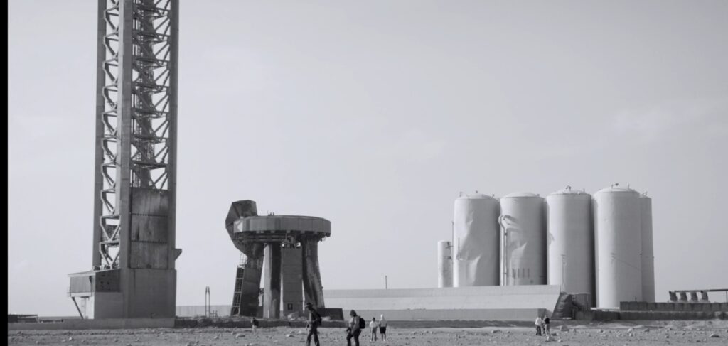 Shifting baselines, documentario di Julien Elle, racconta le vite e i dilemmi morali intorno al sito di lancio di SpaceX a Boca Chica.