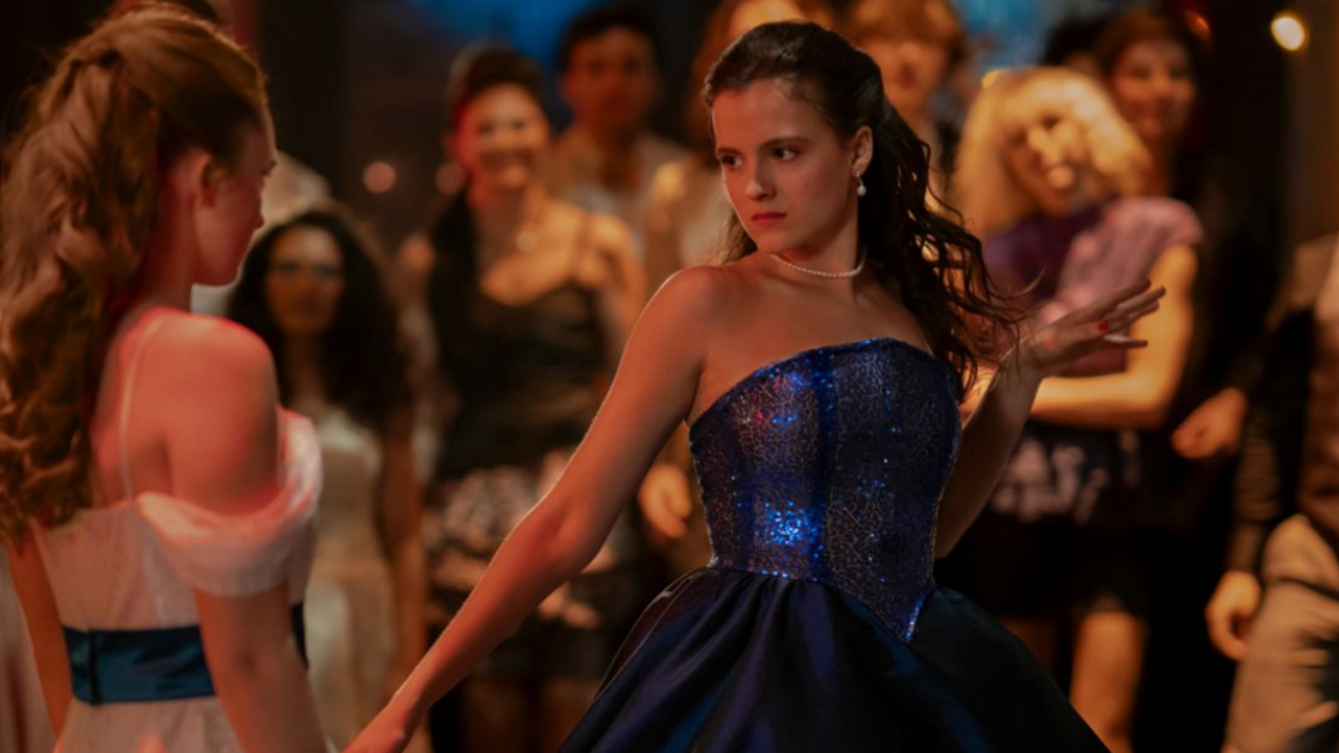 'Fear Street: Prom Queen' è il nuovo spin-off Netflix, un teen horror tra anni ’80 e cliché, che diverte ma non lascia il segno