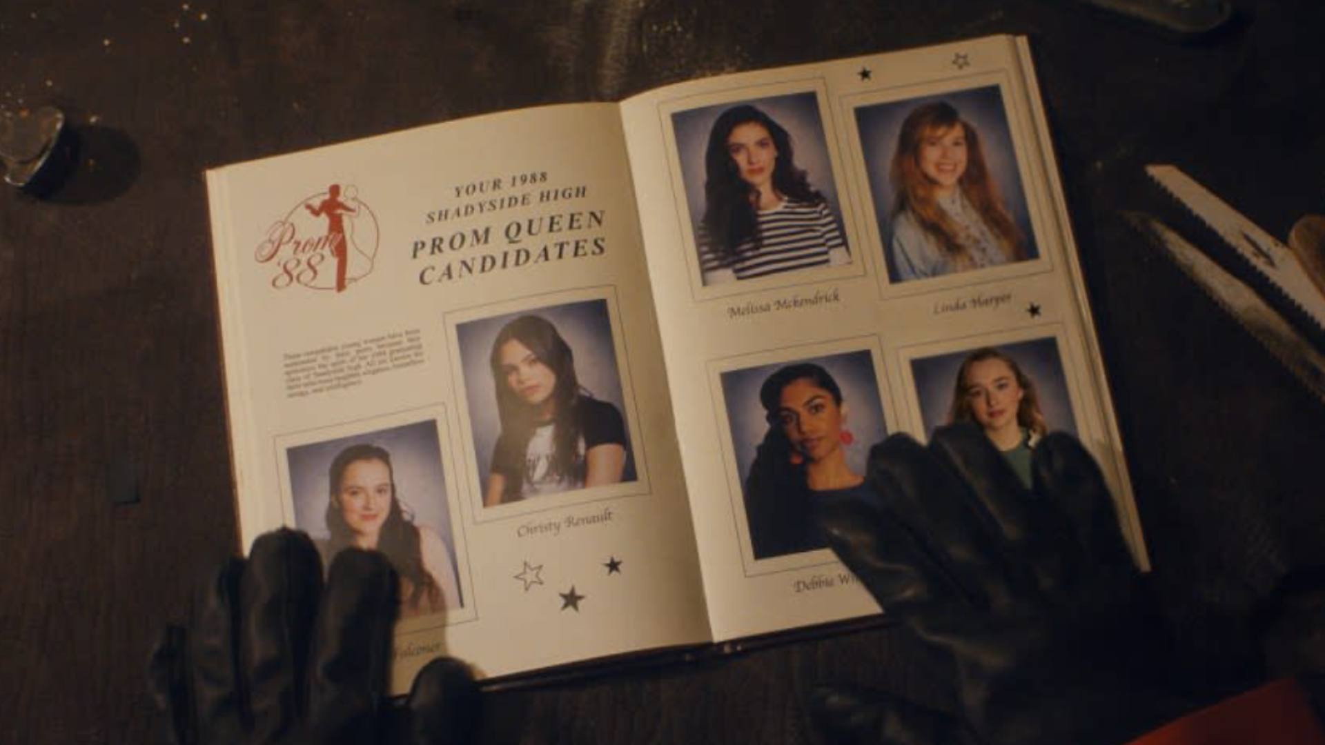 'Fear Street: Prom Queen' è il nuovo spin-off Netflix, un teen horror tra anni ’80 e cliché, che diverte ma non lascia il segno