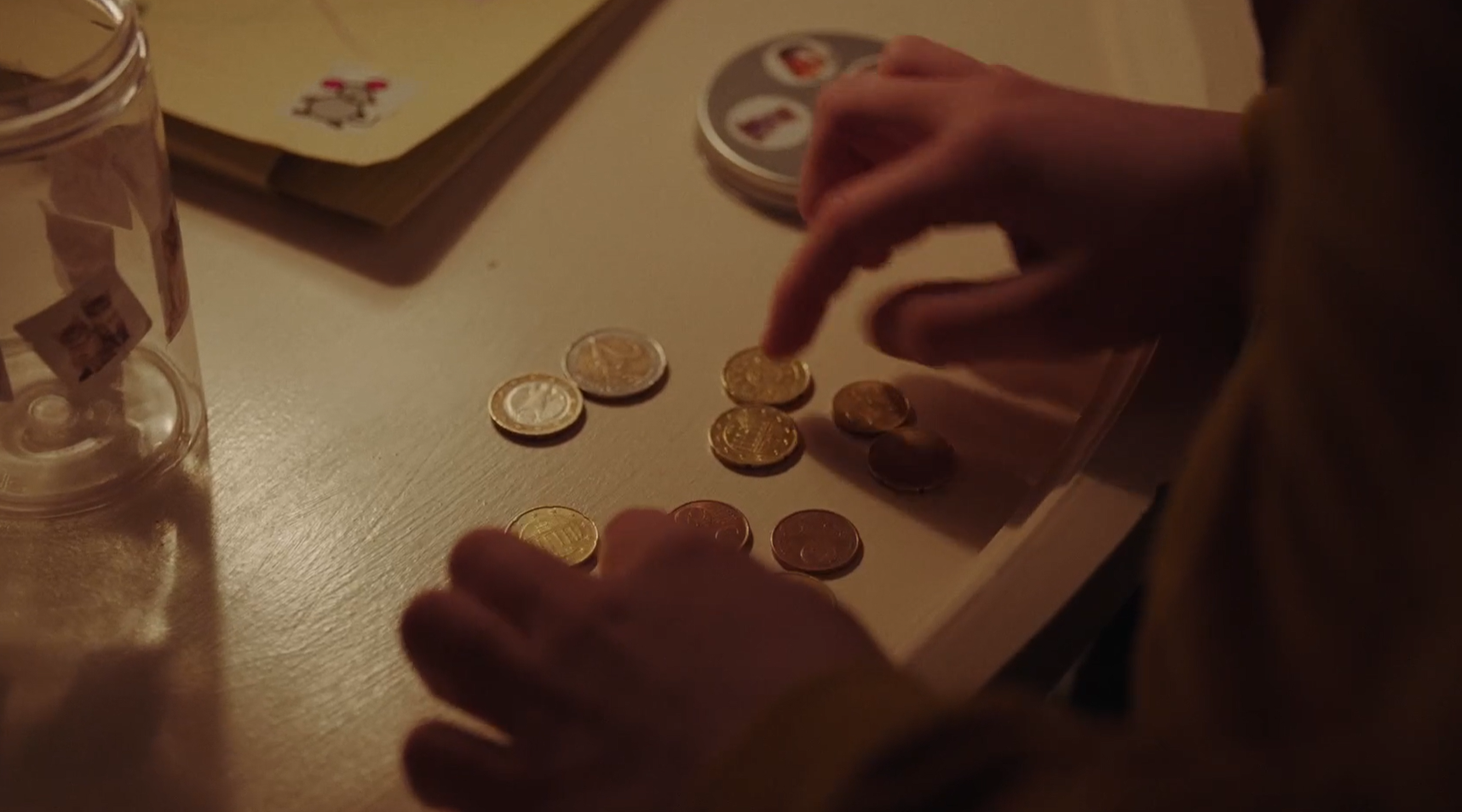 Il cortometraggio Pocket change racconta le difficoltà di integrazione dei bambini provenienti da famiglie con difficoltà economiche.