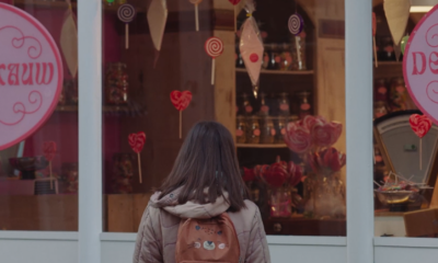 Il cortometraggio Pocket change racconta le difficoltà di integrazione dei bambini provenienti da famiglie con difficoltà economiche.