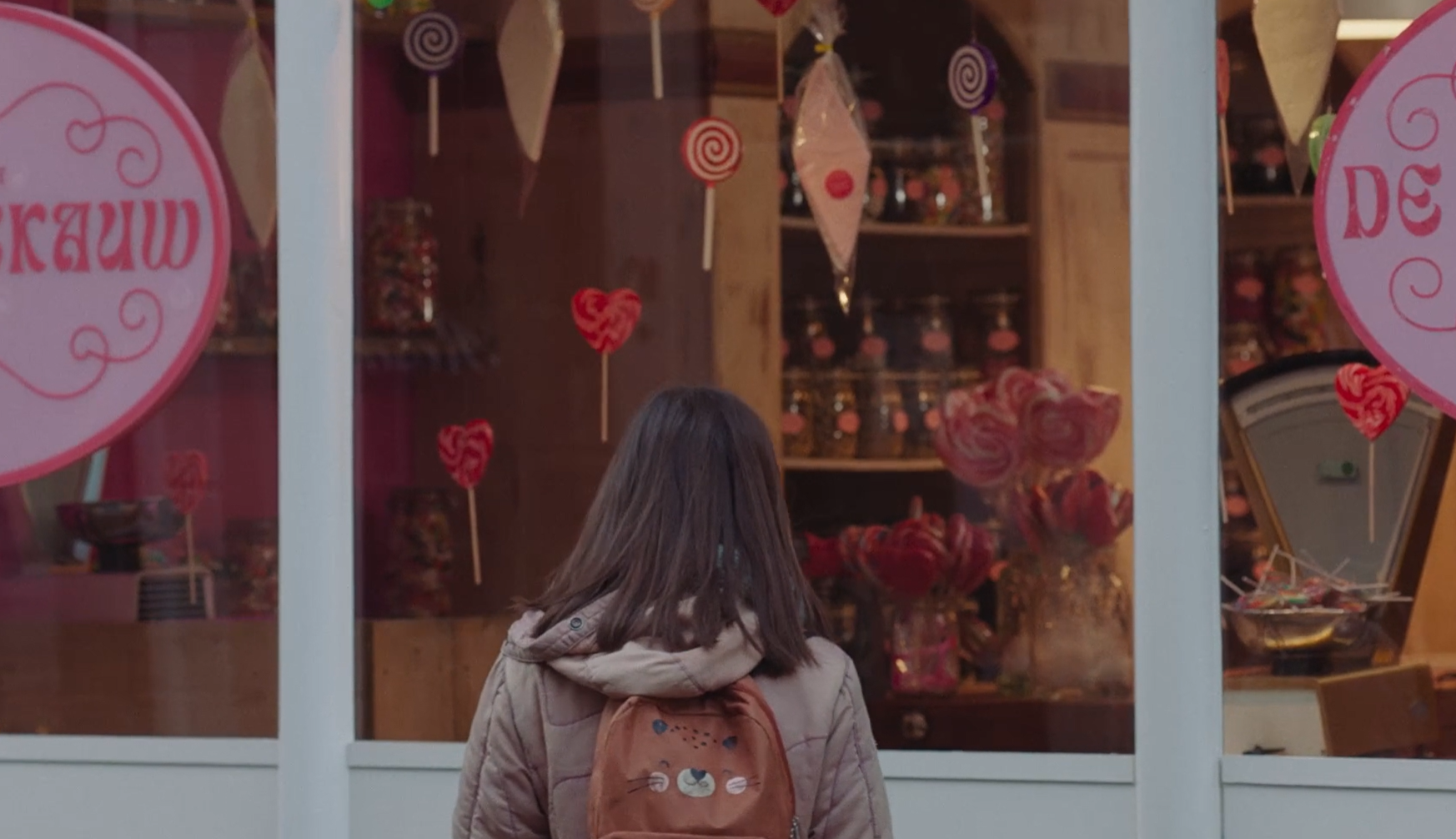 Il cortometraggio Pocket change racconta le difficoltà di integrazione dei bambini provenienti da famiglie con difficoltà economiche.