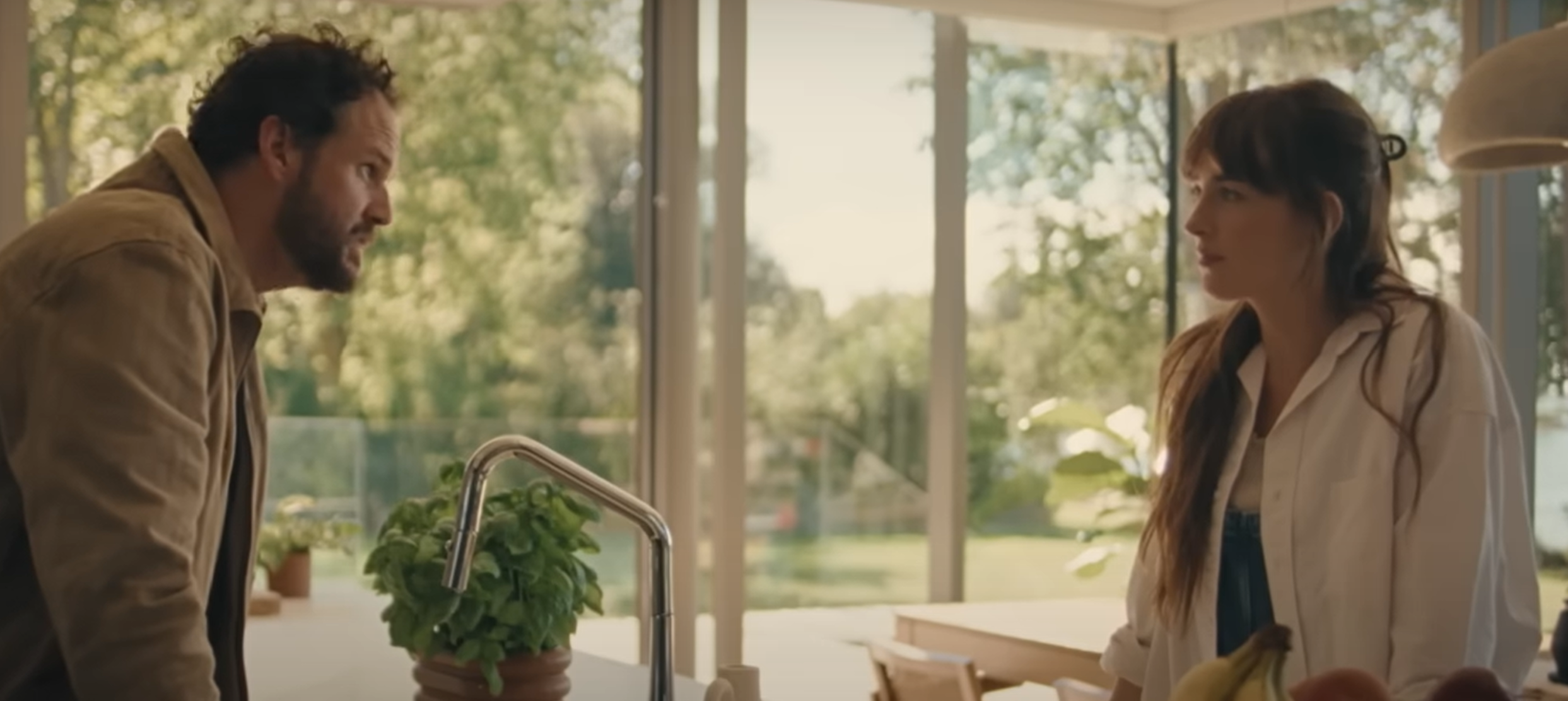 È online il trailer di Splitsville, la commedia con Dakota Johnson che affronta il tema del matrimonio aperto.