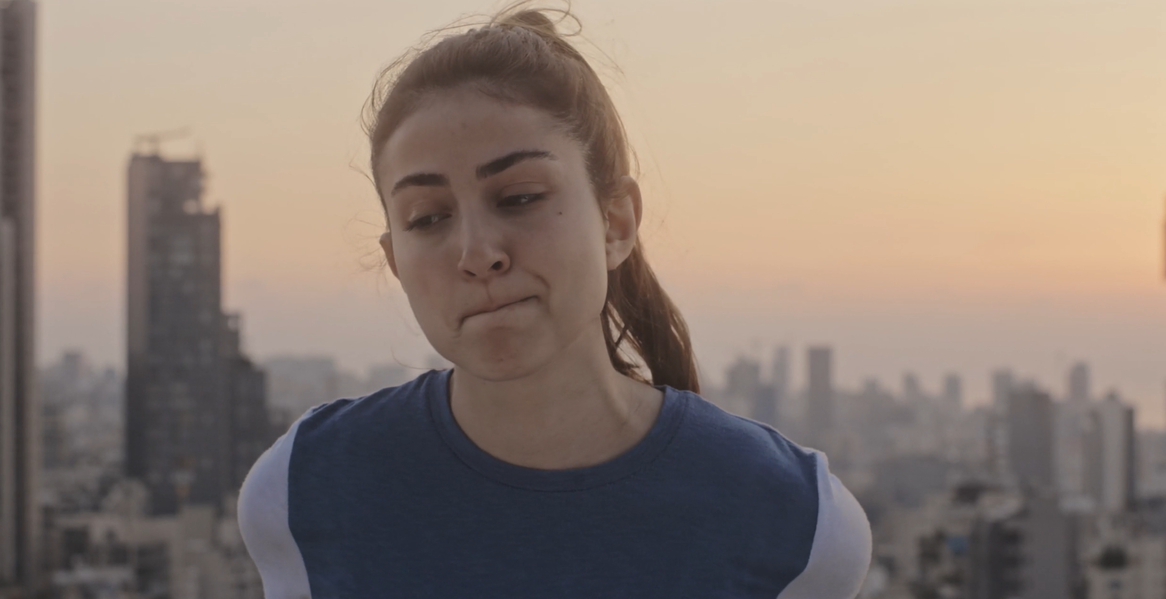 'The sun sets on beirut' di Daniela Stephan racconta le esplosioni del 4 agosto 2020 nella capitale libanese, ma è anche molto di più. 