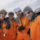 Scena dal film Mountainhead: i protagonisti riuniti nel resort di montagna, immersi in un’atmosfera sospesa tra lusso e isolamento.