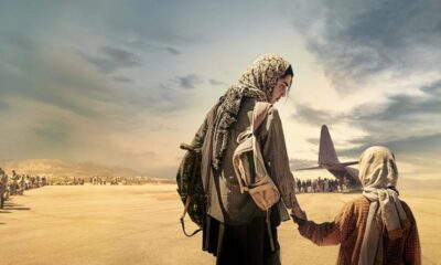 Le protagoniste Amina e Nooria si kabultengono per mano davanti all’ingresso dell’aeroporto di Kabul, durante l’evacuazione caotica della capitale afghana nel 2021