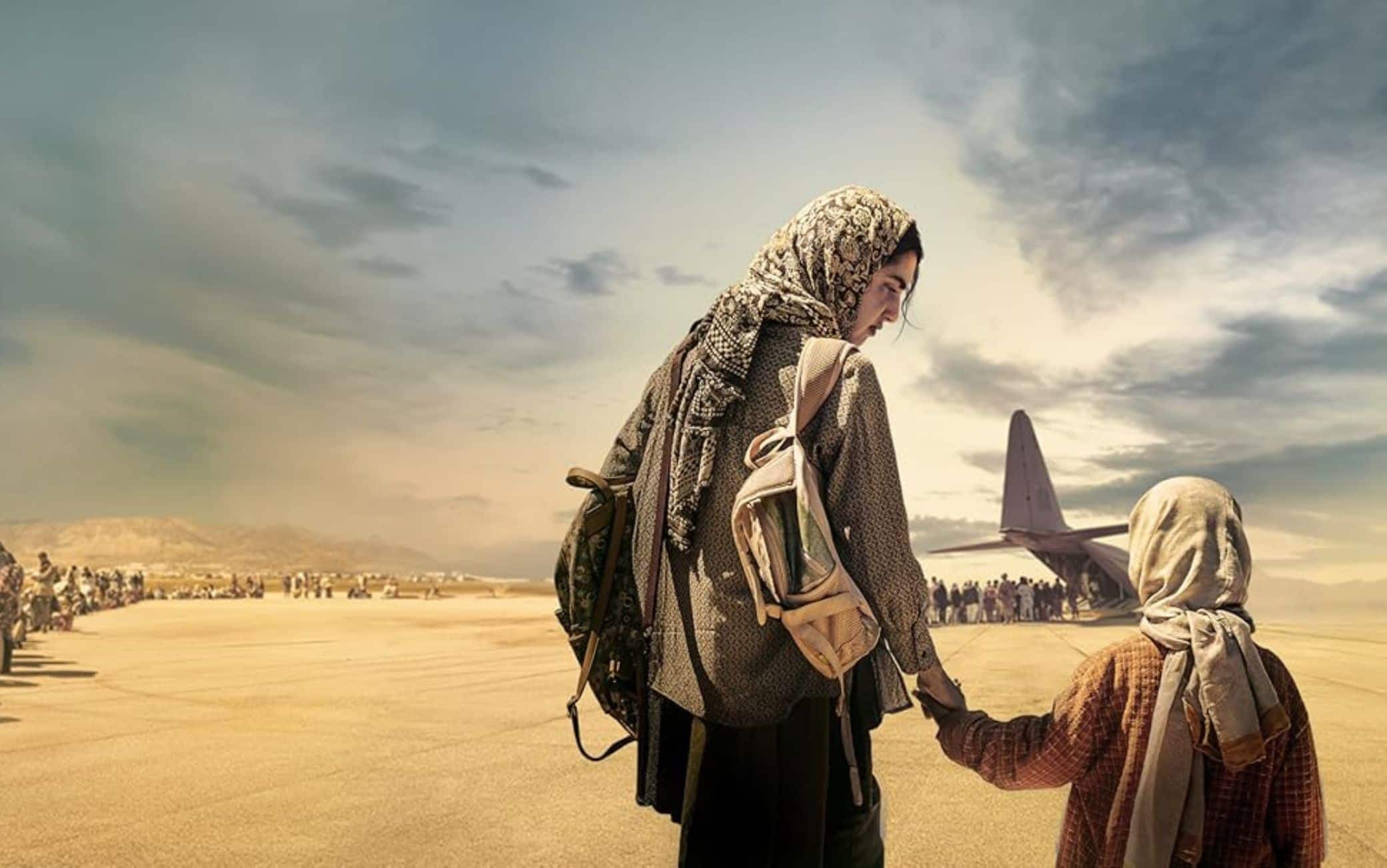 Le protagoniste Amina e Nooria si kabultengono per mano davanti all’ingresso dell’aeroporto di Kabul, durante l’evacuazione caotica della capitale afghana nel 2021