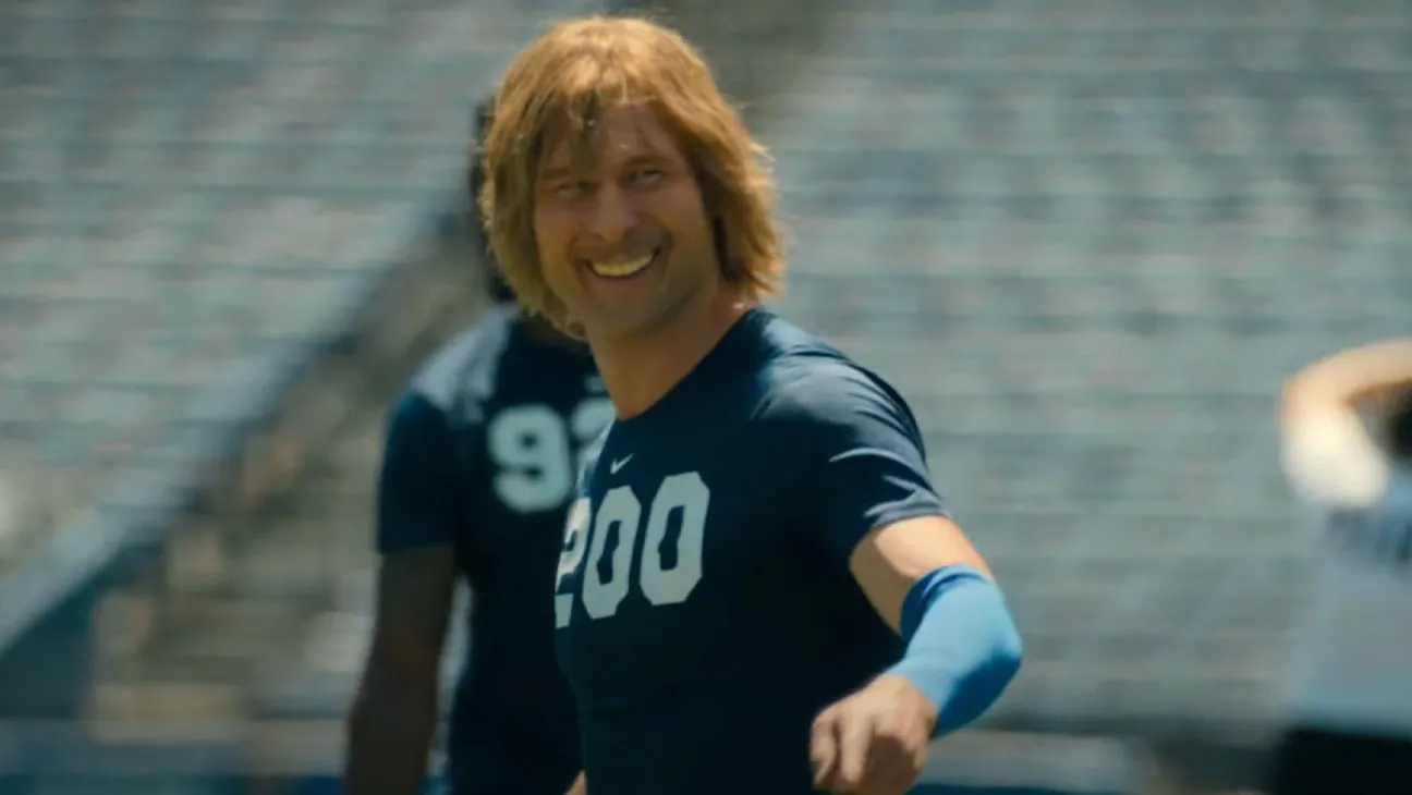 La nuova commedia Disney+ è fuori con i primi due episodi. Protagonista e co-autore, Glen Powell, in crisi d'identità, diventa Chad Powers