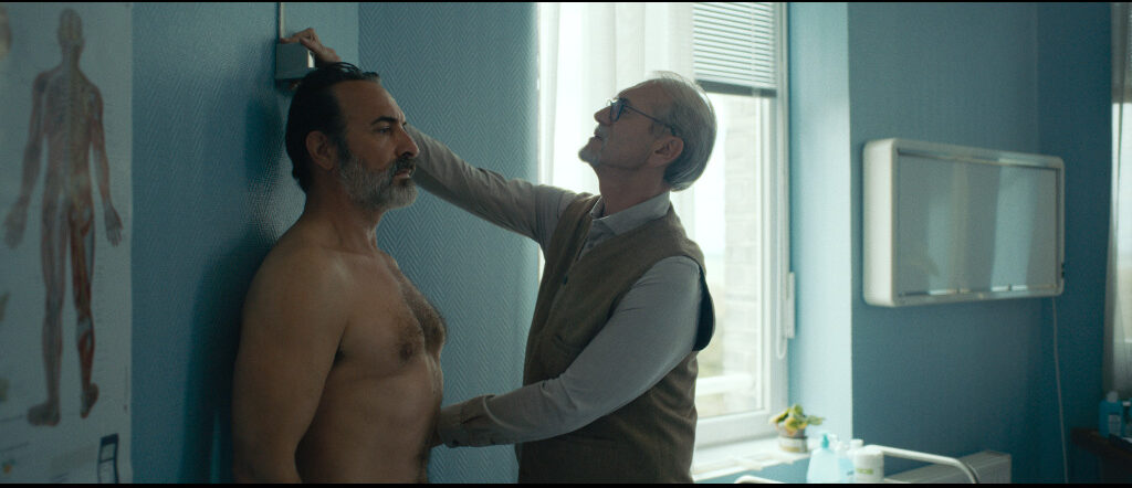 'The shrinking man', Jean Dujardin cerca di tenersi su misura.