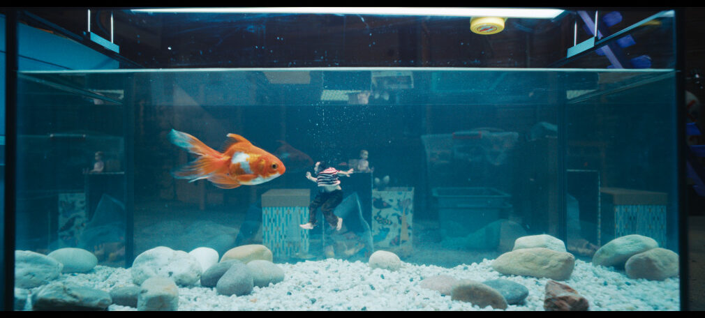 'The Shrinking man', Jean Dujardin alle prese con un pesce.