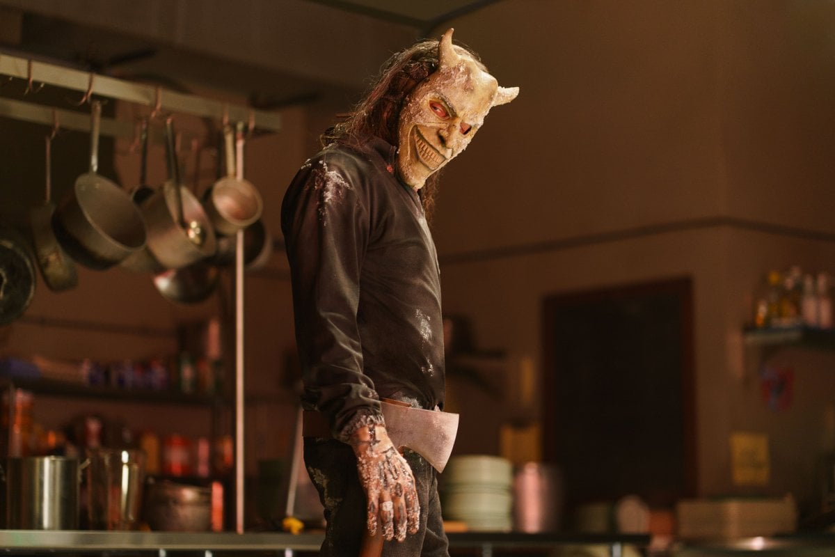 Black Phone 2, la recensione del sequel diretto da Scott Derrickson con Ethan Hawke che torna a vestire i panni del Rapace.