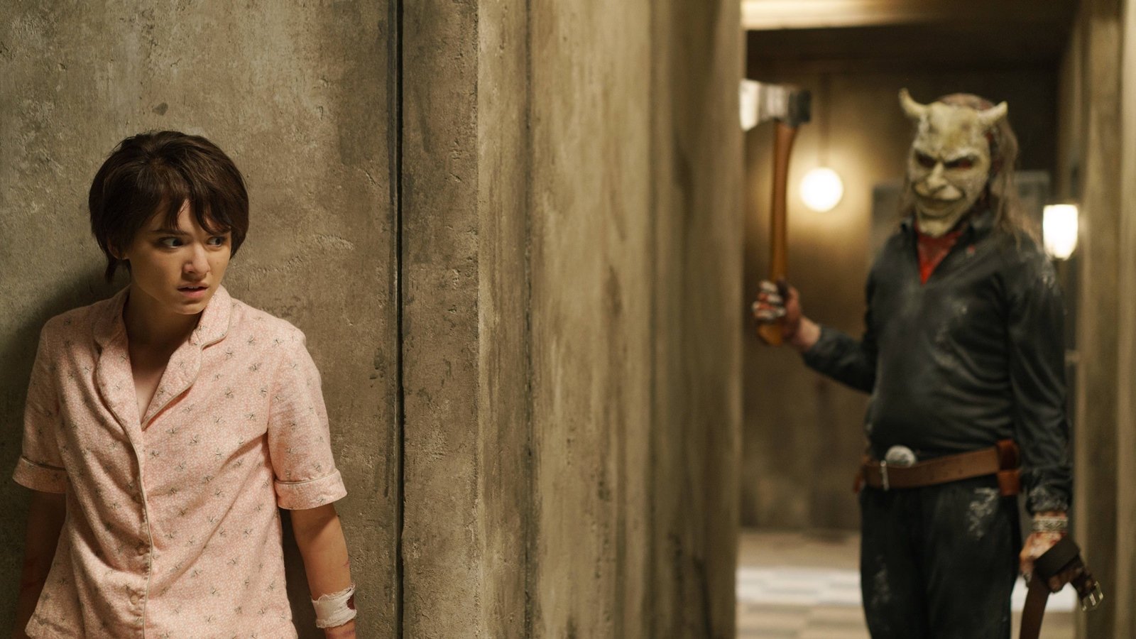 Black Phone 2, la recensione del sequel diretto da Scott Derrickson con Ethan Hawke che torna a vestire i panni del Rapace.