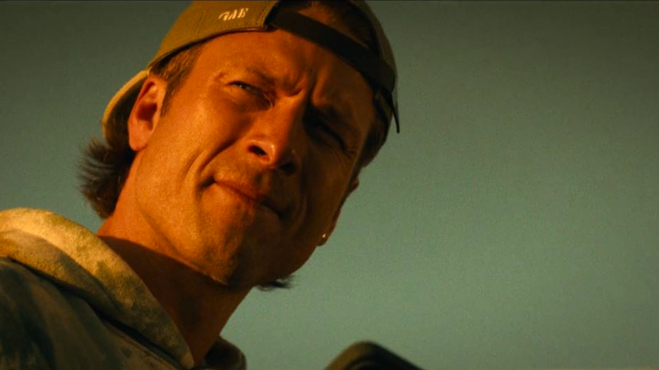 La nuova commedia Disney+ è fuori con i primi due episodi. Protagonista e co-autore, Glen Powell, in crisi d'identità, diventa Chad Powers