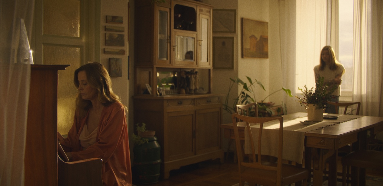 'La forma imperfetta dei ricordi' è un'ode poetica all'amore e alla memoria. L'opera esplora con delicatezza la relazione madre-figlia