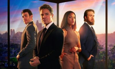 “Cast di Suits: L.A. in posa formale con cielo al tramonto sullo sfondo”
