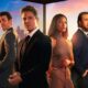 “Cast di Suits: L.A. in posa formale con cielo al tramonto sullo sfondo”
