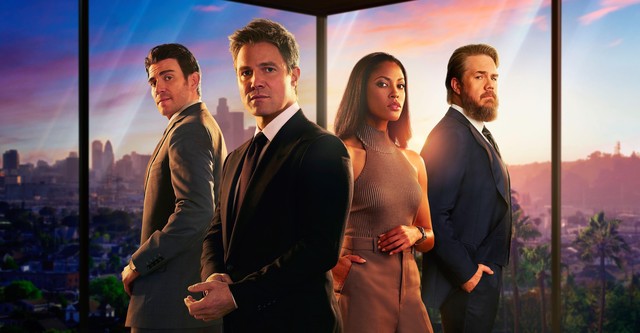 “Cast di Suits: L.A. in posa formale con cielo al tramonto sullo sfondo”