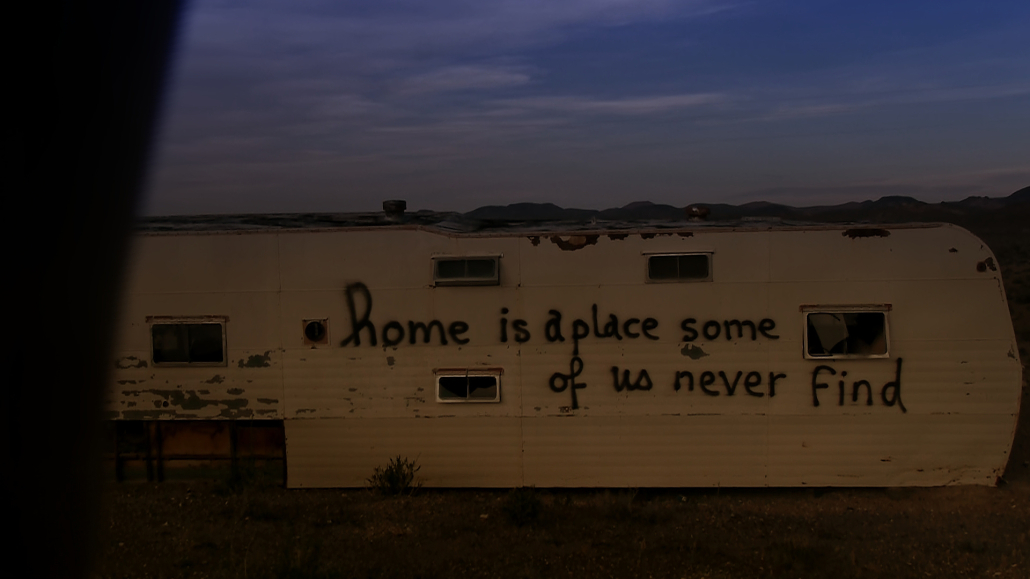 New Beginnings racconta un’America in declino e la difficile ricerca di un nuovo inizio.