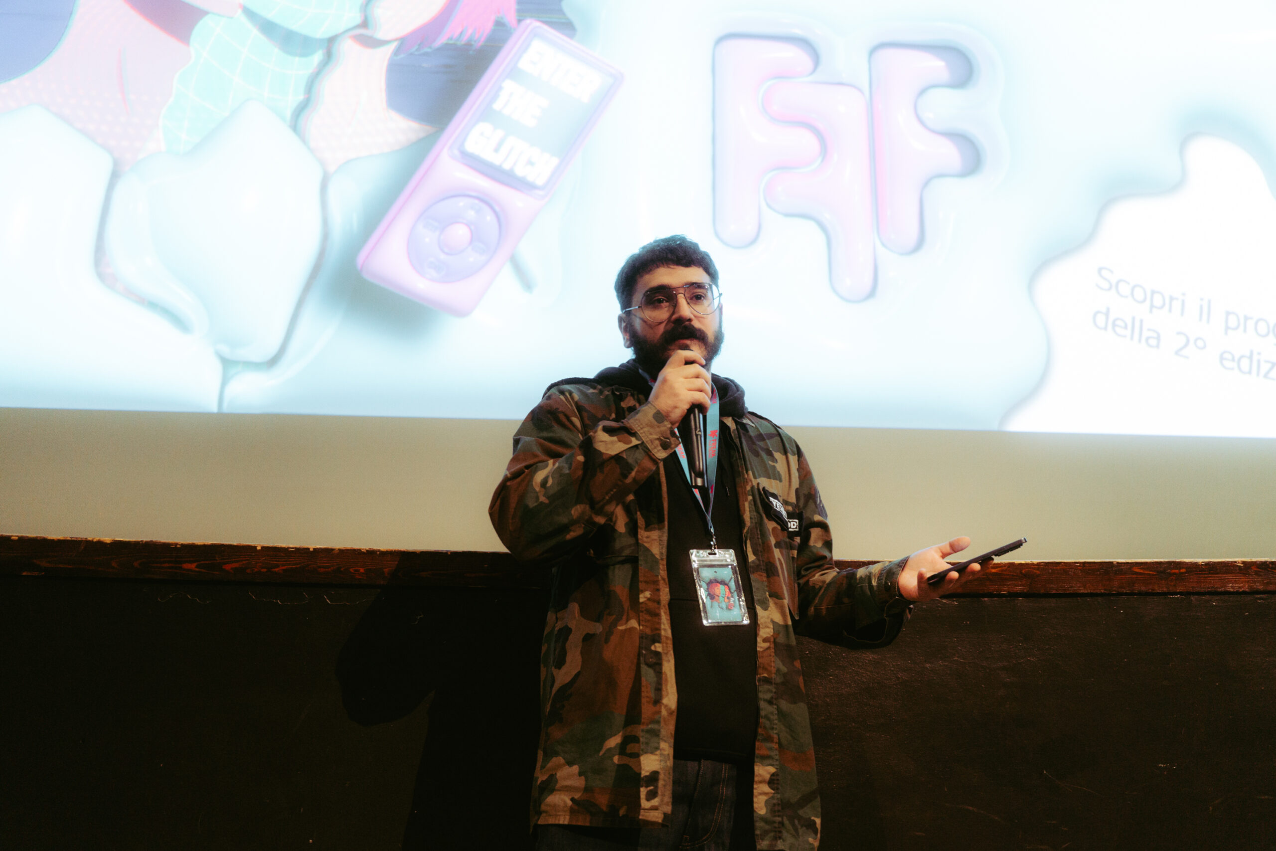 Il direttore Antonio Perri da inizio alla premiazione della seconda edizione del Freak Film Festival