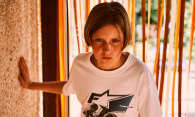 LA RAGAZZA DI GHIACCIOOra, adulta e solitaria, lavora come assistente di un fotografo e vive con la sorella minore. Quando la sorella decide di trasferirsi, Eva si ritrova completamente sola, e il passato riaffiora con prepotenza. La notizia di una riunione di vecchi amici del villaggio diventa per lei l’occasione per affrontare i fantasmi che l’hanno segnata per sempre. Riviviamo con lei, quell’estate della sua adolescenza che ha cambiato la sua vita. Eva (Rosa Marchant) è cresciuta tra una madre (Naomi Velissariou) alcolizzata e un padre (Sebastien Dewaele) irascibile, per questo cercava attenzione da parte dei due amici maschi del villaggio, Tim e Laurens (Anthony Vyt e Matthijs Meertens). Si lasciava coinvolgere in giochi sempre più pericolosi e crudeli, ritrovandosi impotente di fronte alla loro violenza e al silenzio degli adulti. Quell’estate segna il suo passaggio dall’infanzia all’adolescenza e lascia cicatrici profonde nella sua psiche. la ragazza di ghiaccio