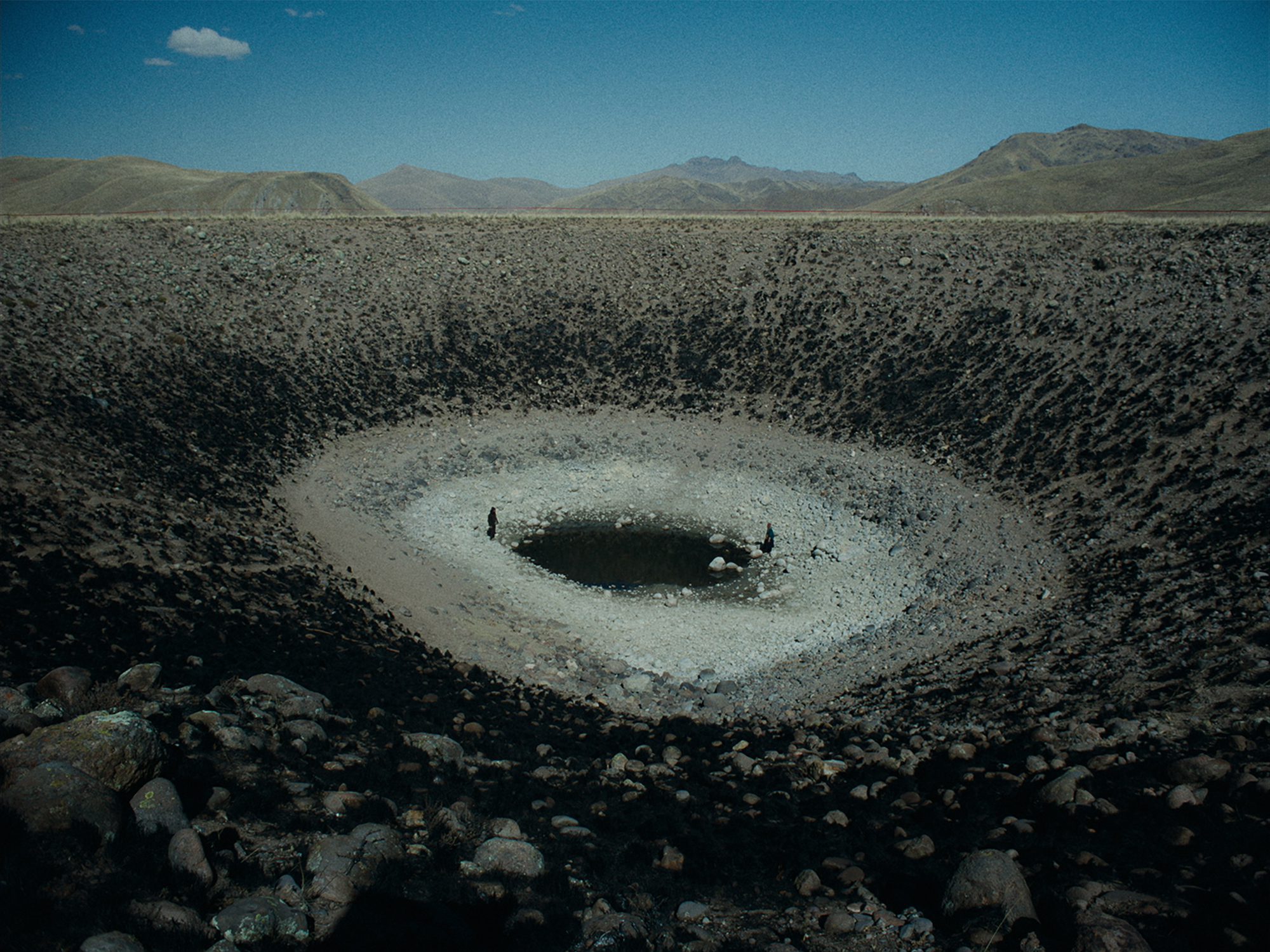 Angel, rivoluzionario Tupac Amaru del XVIII secolo, compie un viaggio nel tempo con la caduta di un meteorite e approda nel Perù moderno
