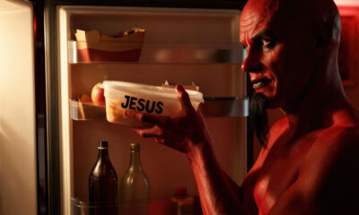 Al RIFF l’universo bizzarro di 'Roommate from Hell', dove divinità e realtà virtuale collidono sotto lo stesso tetto