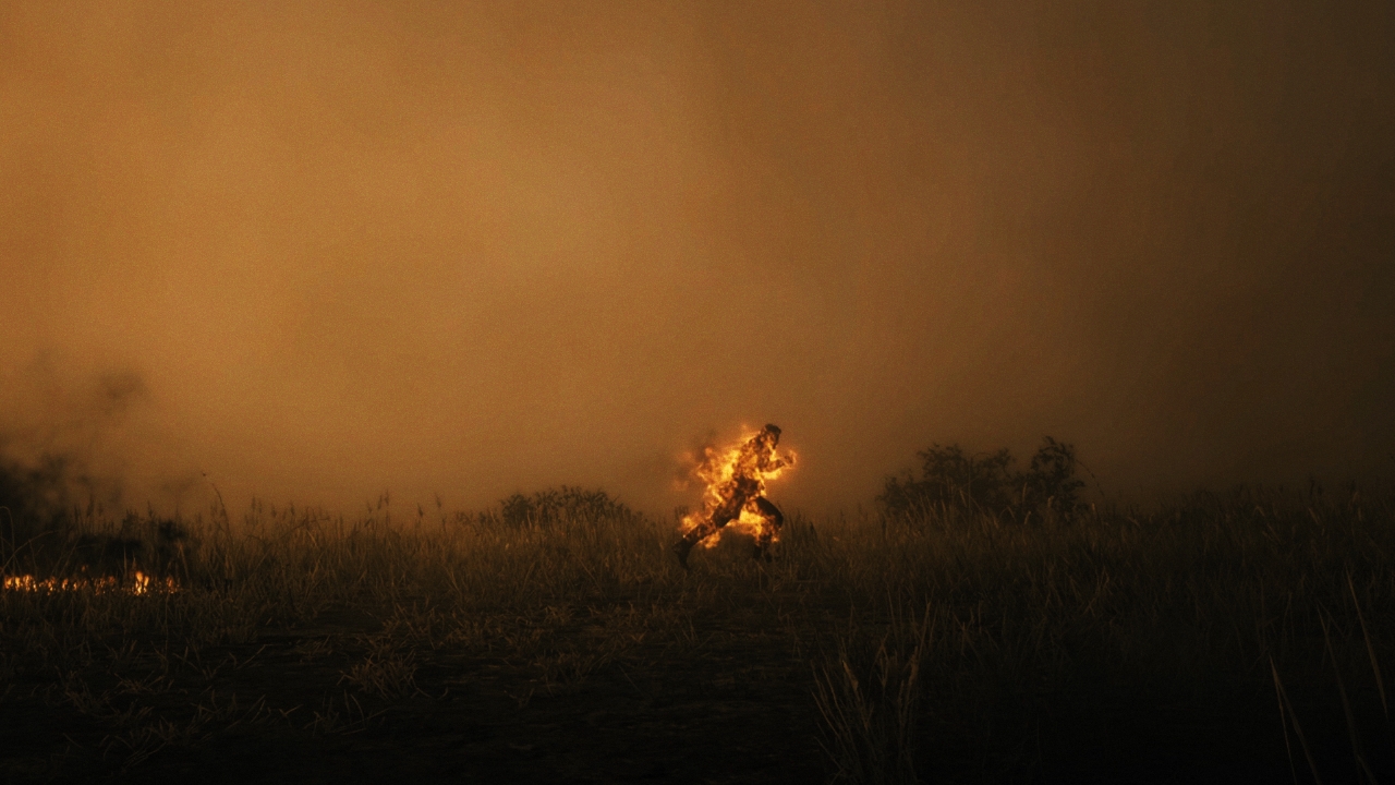 Tra immagini d'archivio, intelligenza artificiale e videogame, 'Aeolus' racconta amaramente il terribile incendio che ha devastato Stromboli